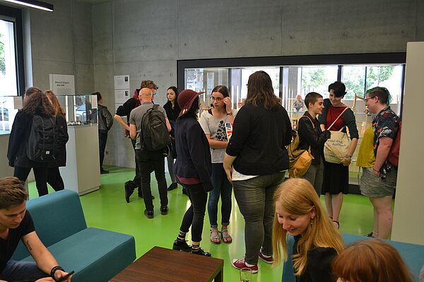 Viele Menschen in einem Foyer