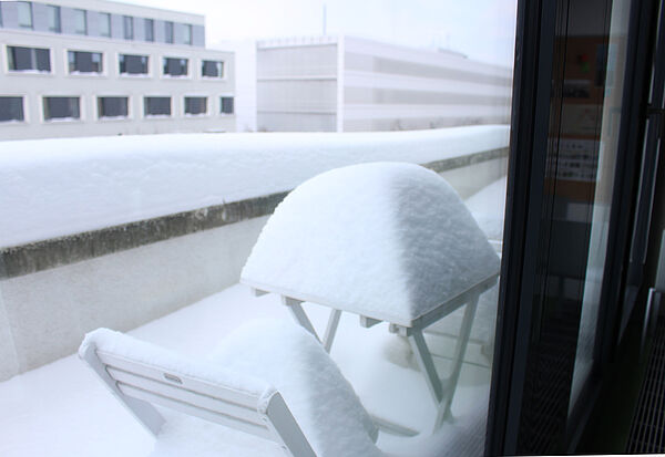 Blick von der Hochschulbibliothek mit verschneitem Balkon