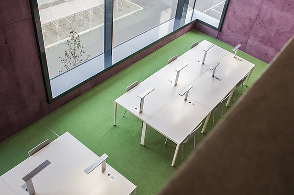 Lesesaal der Bibliothek mit leeren Arbeitsplätzen