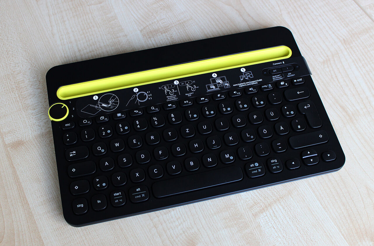 Multi-Bluetooth-Tastatur mit integrierter Halterung