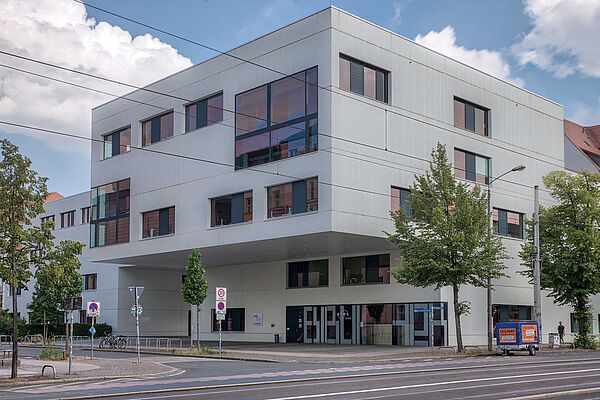 Das Bibliotheksgebäude von außen