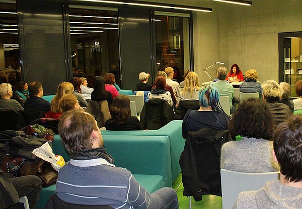 Margit Schreiner las in der Hochschulbibliothek.