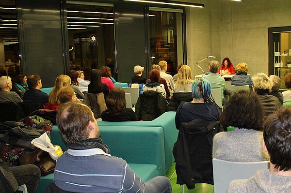 Margit Schreiner las in der Hochschulbibliothek.