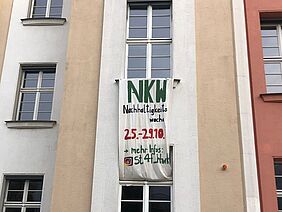 Transparent an einer Fassade der Hochschule (Lipsius-Bau)