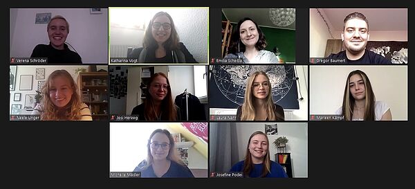 Bildschirm, zu sehen ist eine virtuelle Besprechung von 10 Personen