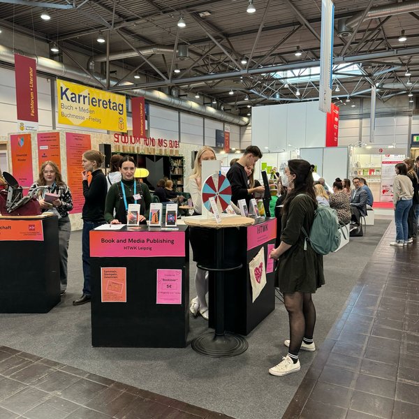 Buchmessestand Menschen stehen an einem Messestand