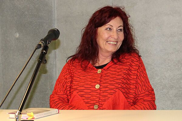 Autorin Margit Schreiner in der Hochschulbibliothek.