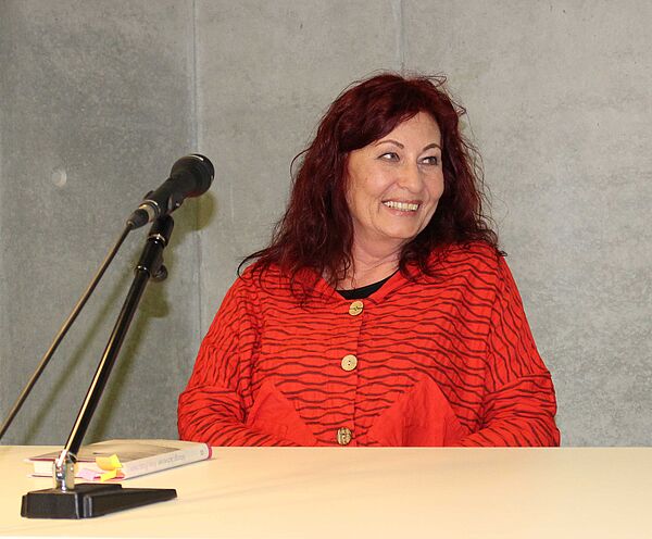 Autorin Margit Schreiner in der Hochschulbibliothek.