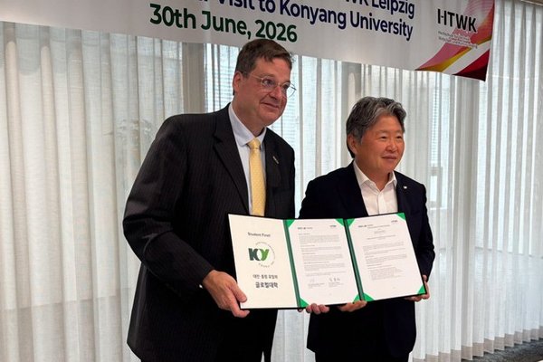 Memorandum of Understanding zwei Männer halten einen Vertrag in den Händen