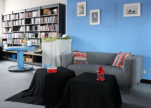 Buchhandlung mit Bücherregalen und Sitzflächen zum Verweilen.