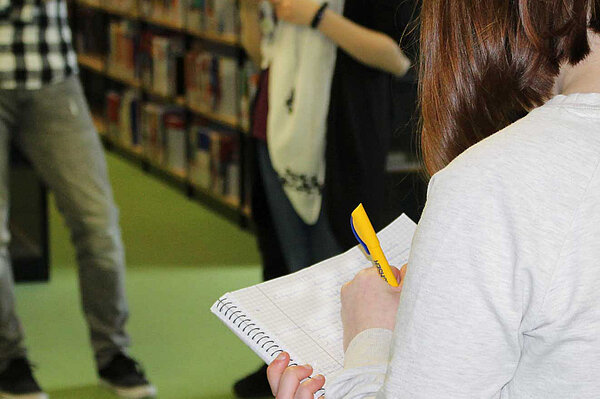 Auszubildende beim Rundgang durch die Hochschulbibliothek