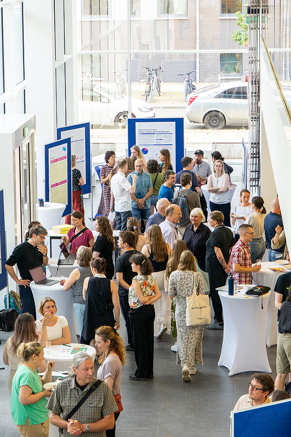Gesamtüberblick über Nieper-Bau Foyer mit Besuchern und Ausstellungsständen