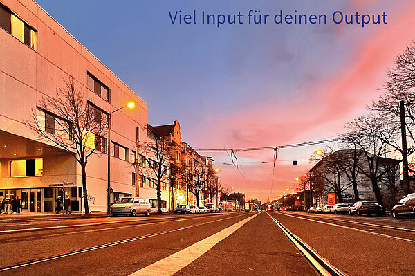 Blick auf die Karl-Liebknecht-Straße Richtung Connewitzer Kreuz. Die Bibliothek ist am linken Bildrand.