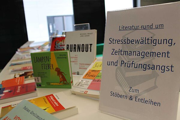 Büchertisch zu den Themen Stress, Prüfungsangst, Lernstrategien