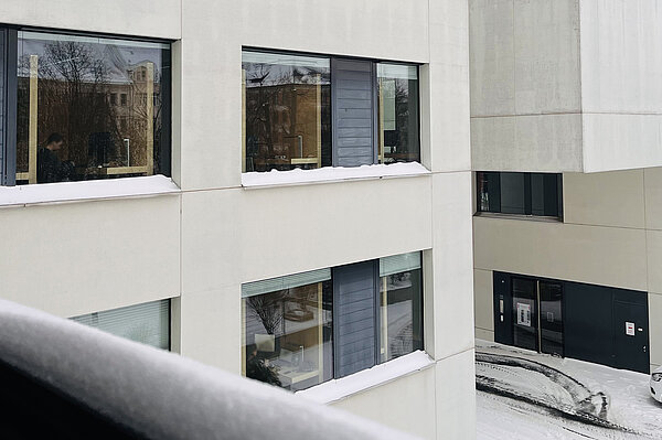 Blick auf die verschneite Hochschulbibliothek