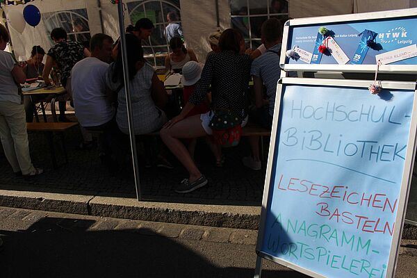 HTWK-Jubiläum, Bastelstand der Bibliothek.