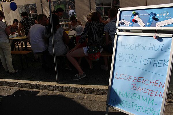 HTWK-Jubiläum, Bastelstand der Bibliothek.