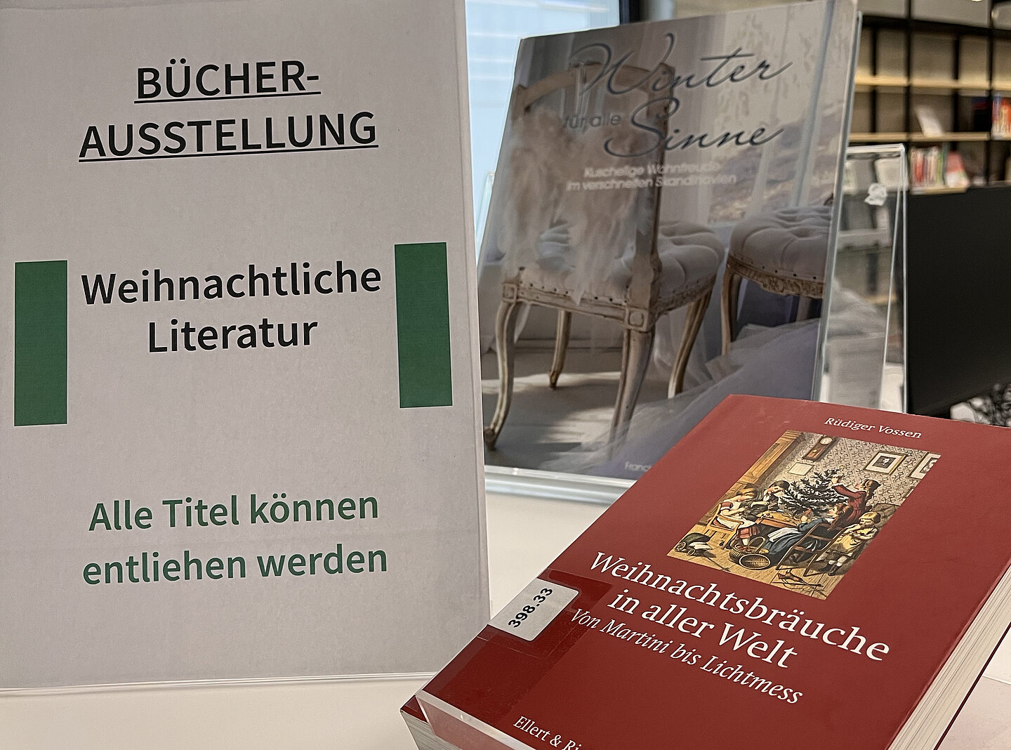 Buecherausstellung Ein Blick auf ausgestellte Bücher zum Thema Weihnachten, die in der Bibliothek entliehen werden können.