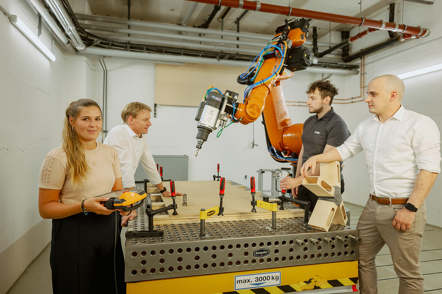 Saxony⁵ In dem im Rahmen von Saxony⁵ eröffneten Smart Manufacturing Lab an der HTWK Leipzig entwickelt die Forschungsgruppe FLEX ganzheitliche, digital basierte Fertigungskonzepte für großformatige Holzbauelemente.