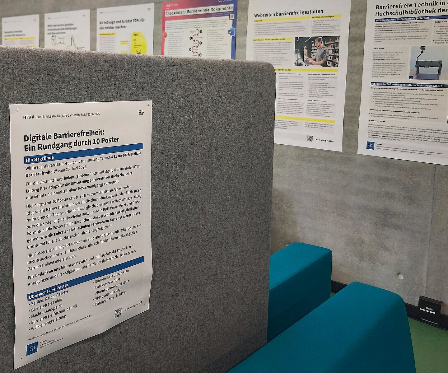 Im Vordergrund ist ein Plakat mit dem Titel "Digitale Barrierefreiheit: Ein Rundgang durch 10 Poster" zu sehen, im Hintergrund sind unscharf verschiedene Poster in einer Reihe an einer Wand augehangen