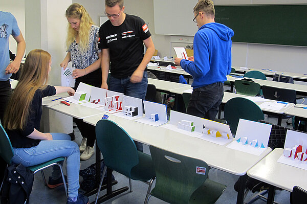 Zur Vorstellung des Studienganges Architektur durften die SchülerInnen ihre Kreativität unter Beweis stellen und Pop-Up-Karten entwerfen.