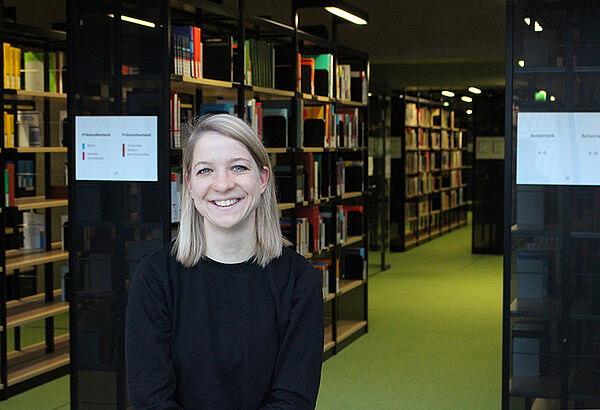Verena Morys in der Hochschulbibliothek