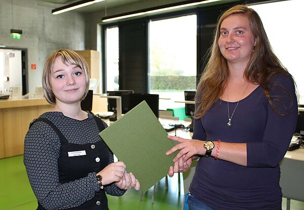 Bisherige und neue Auszubildende in der Bibliothek.
