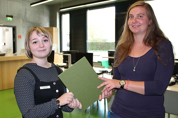 Bisherige und neue Auszubildende in der Bibliothek.