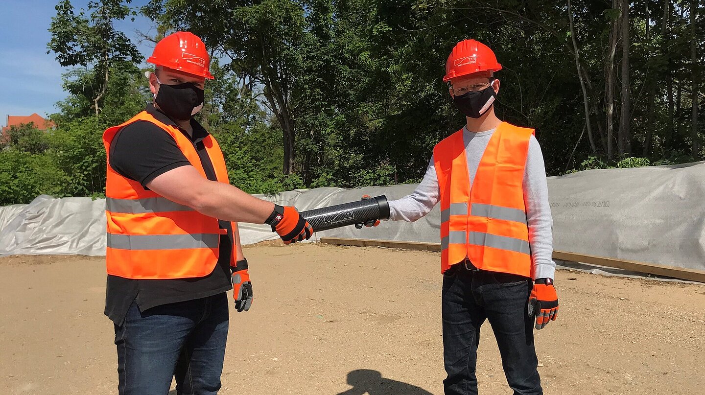 Grundsteinlegung CUBE Matthias Tietze und Michael Frenzel bei der Grundsteinlegung. Beide berühren symbolisch die Zeitkapsel aus Carbon.