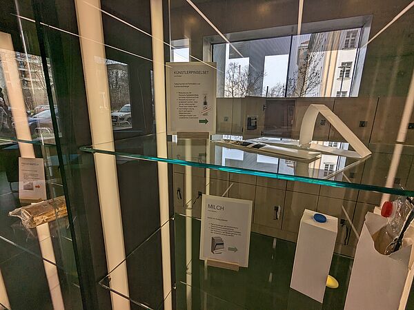 Exponate der Verpackungstechnik-Ausstellung in der Vitrine