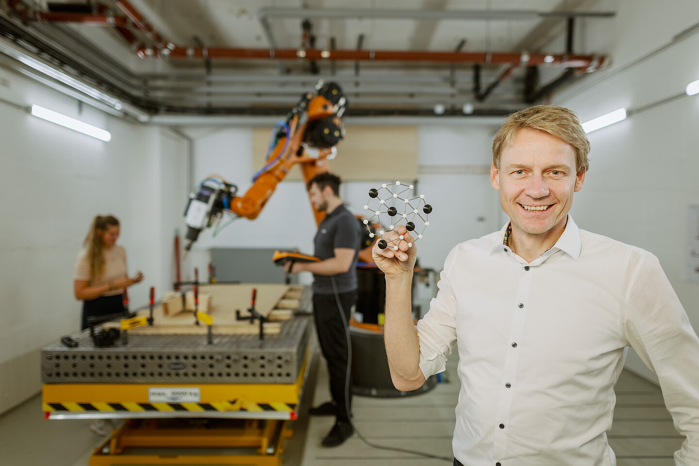 Saxony⁵ Im Verbund treiben Sachsens Hochschulen den regionalen Wissens- und Technologietransfer voran. HTWK-Professor Alexander Stahr – hier mit 3D-gedrucktem Saxony⁵-Logo – bringt seine Expertise zu digital geplanter, ressourceneffizienter Fertigung ein.