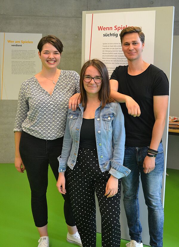Das Team „Spielen – Eine ernste Sache“ Gruppenfoto: zwei junge Frauen und ein junger Mann