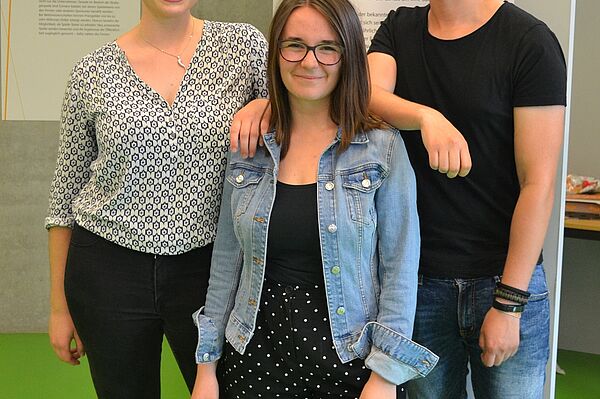 Gruppenfoto: zwei junge Frauen und ein junger Mann