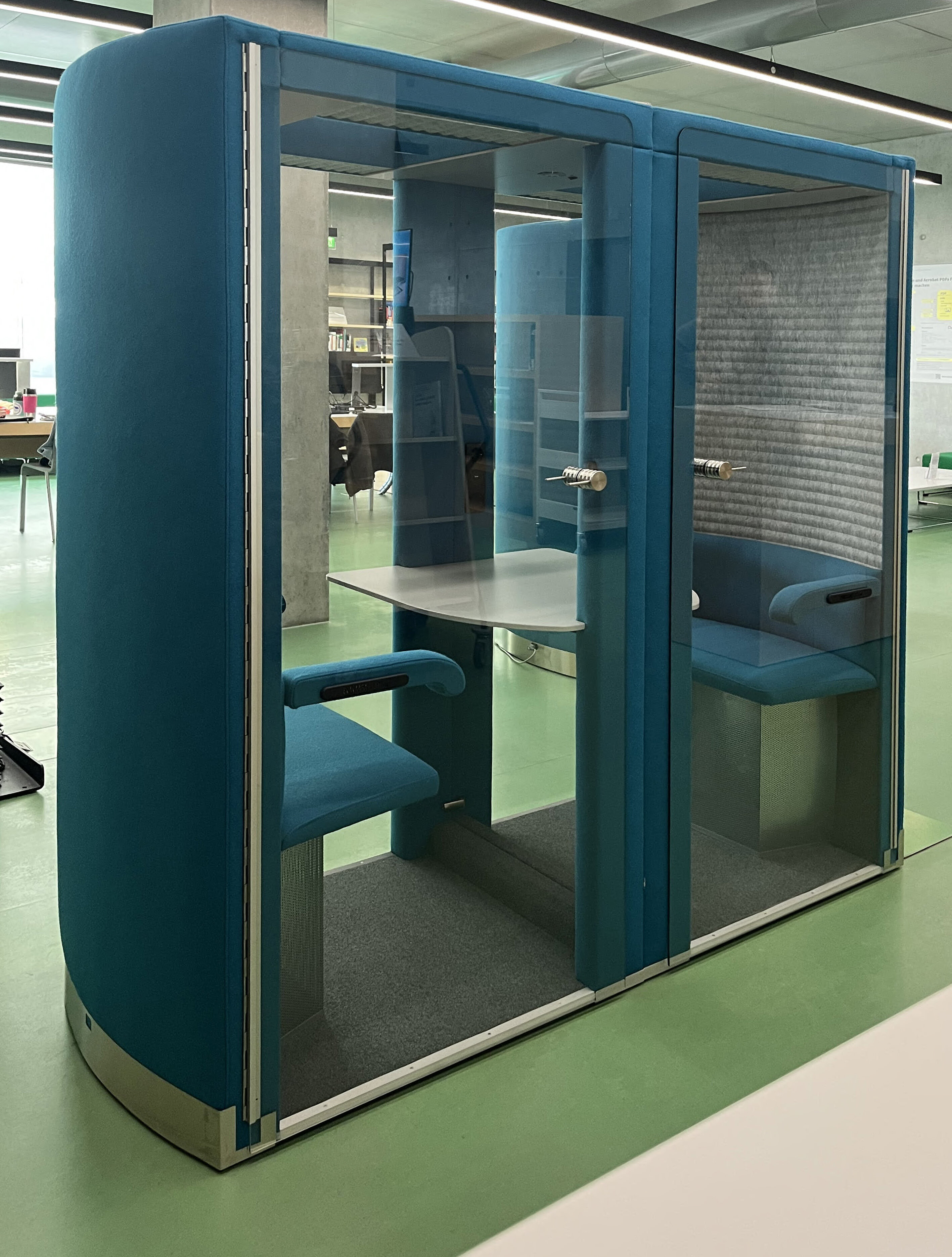 Meeting-Box mit zwei Plätzen im Erdgeschoss der Hochschulbibliothek