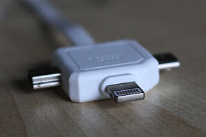 USB-A (2.0) auf USB-Micro-, USB-Mini- und Lightning-Kabel (Fokus: Lightning)