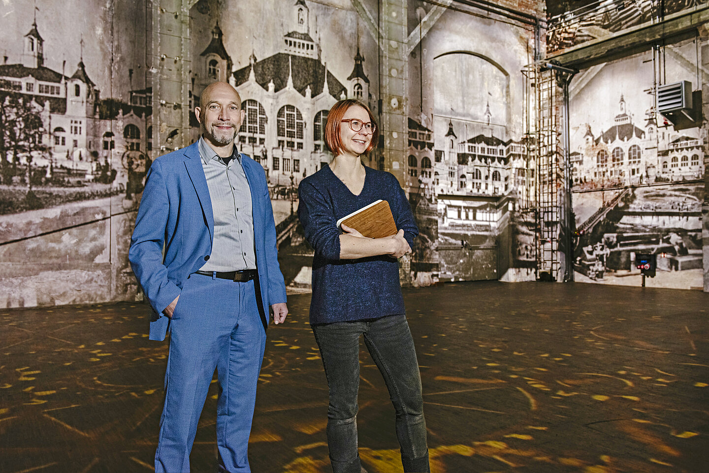 STIGA Kunstkraftwerk Dr. Enrico Ruge und Anne Roßburger besuchen die STIGA-360-Grad-Projektion im Leipziger Kunstkraftwerk