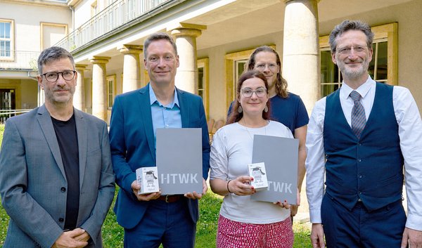 Berufungsurkundenverleihung 24. Juni 2026 Gruppe von fünf Personen steht in einem HOf