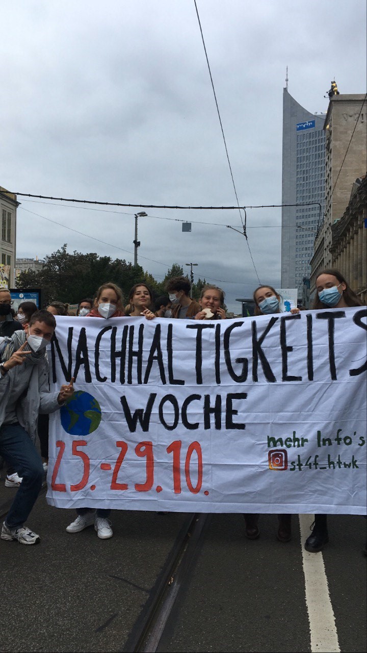 junge Leute mit PLakat auf Straße für Klimagerechtigkeit