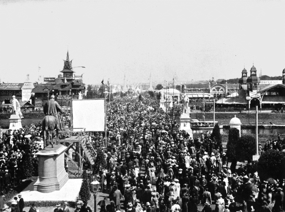 STIGA Fotografie Die Schwarz-weiß-Fotografie zeigt große Menschenmengen im heutigen Clara-Zetkin-Park